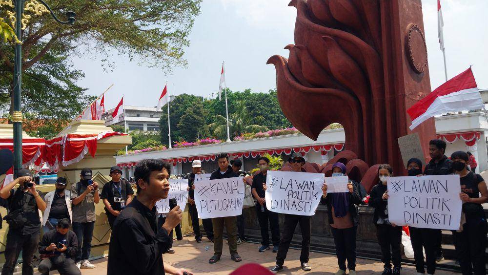 Salah satu warga melakukan orasi demo, Kamis (22/8/2024). (IDN Times/Ryzka Tiara)