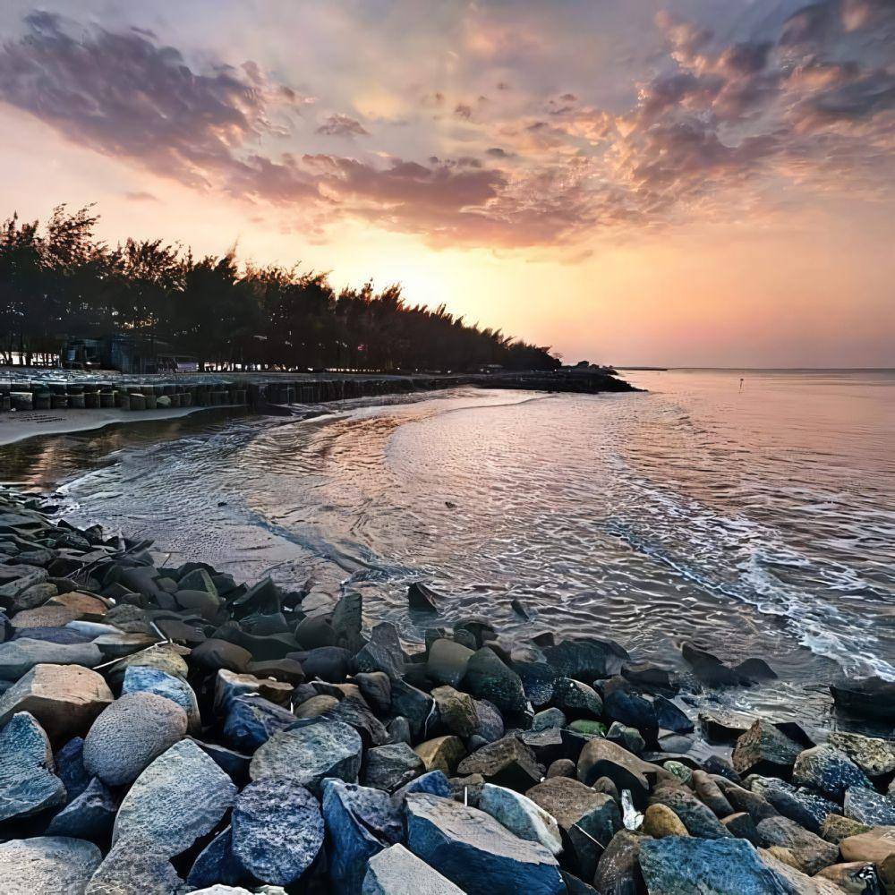 Pantai Muarareja (instagram.com/agussubehiie_)