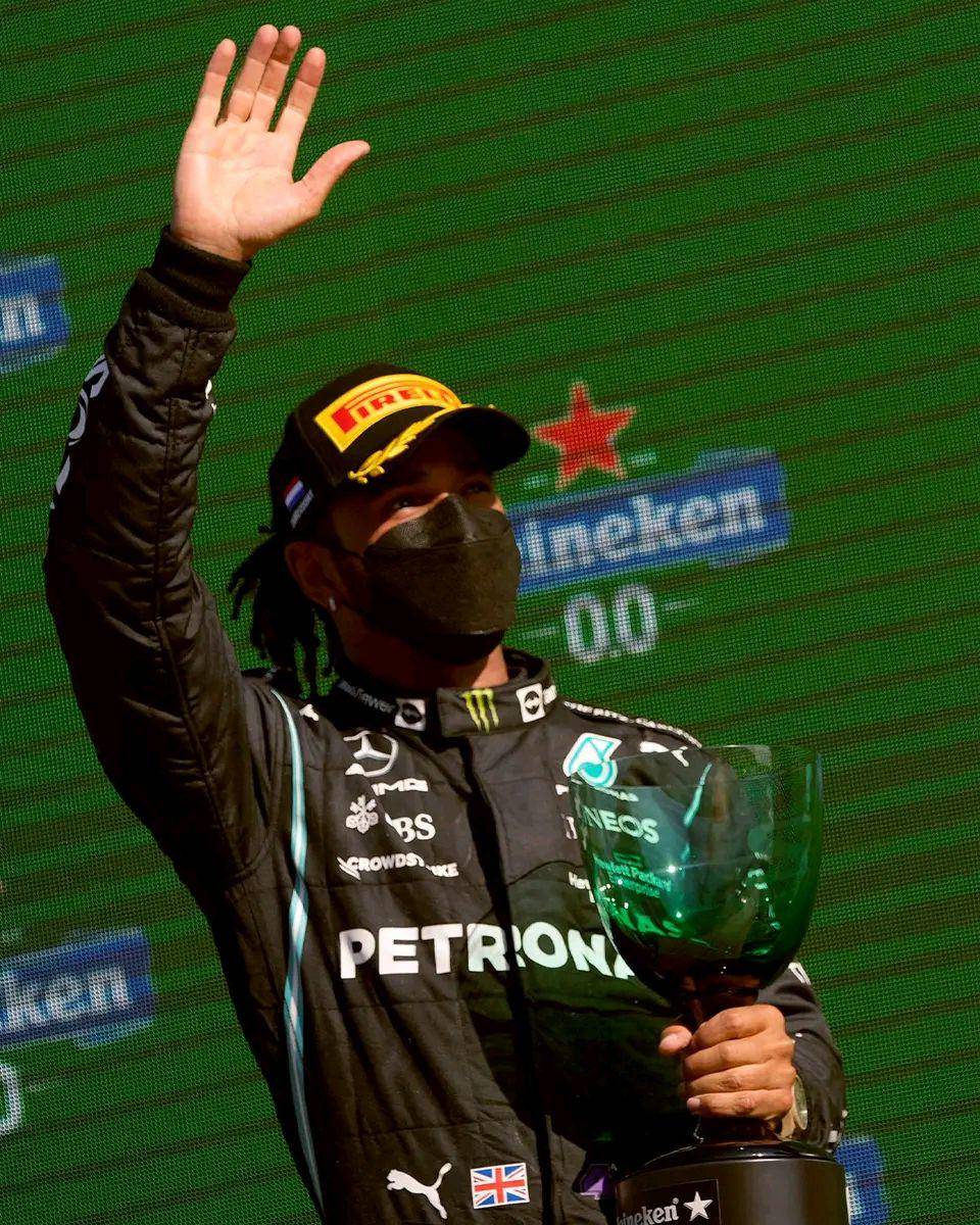 Lewis Hamilton memegang trofi juara kedua di GP Belanda 2021. (facebook.com/F1)