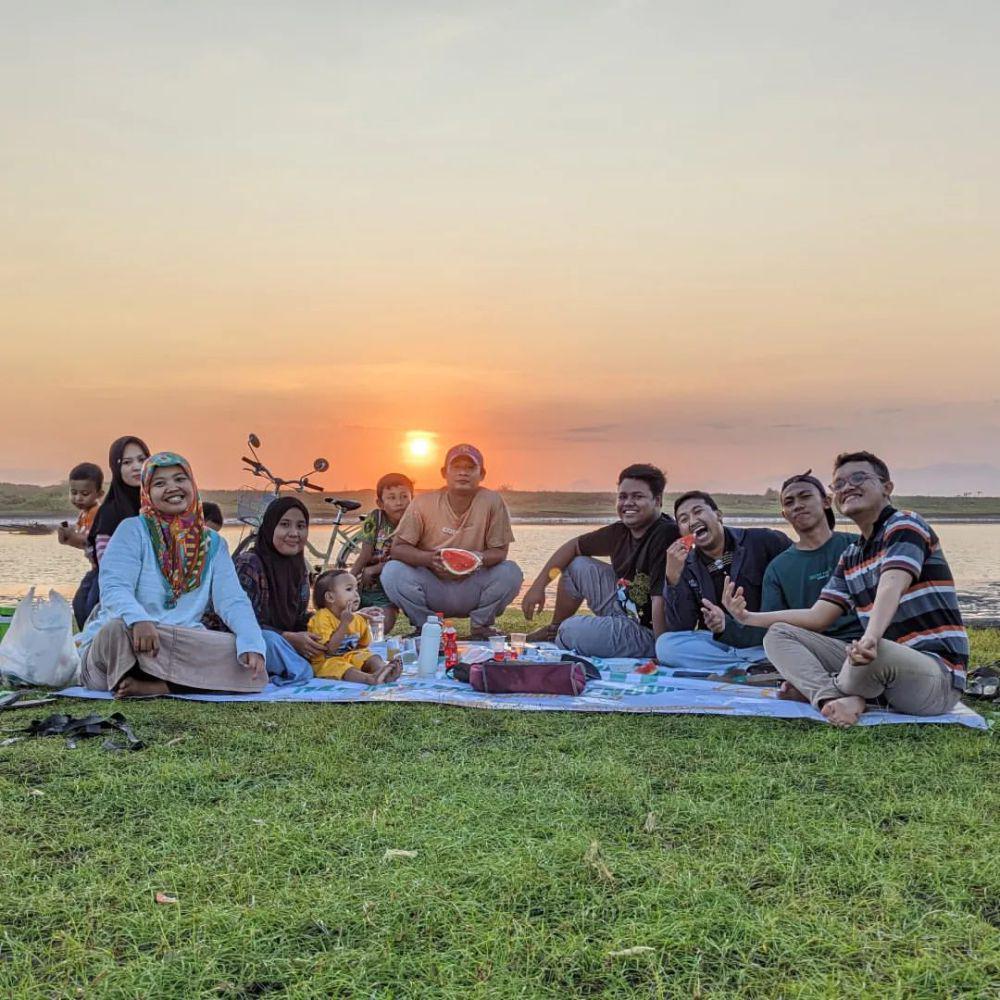 potret suasana kebersamaan bersama teman di Padang Savana Paseban (instagram.com/ahmadnurwicaksono)