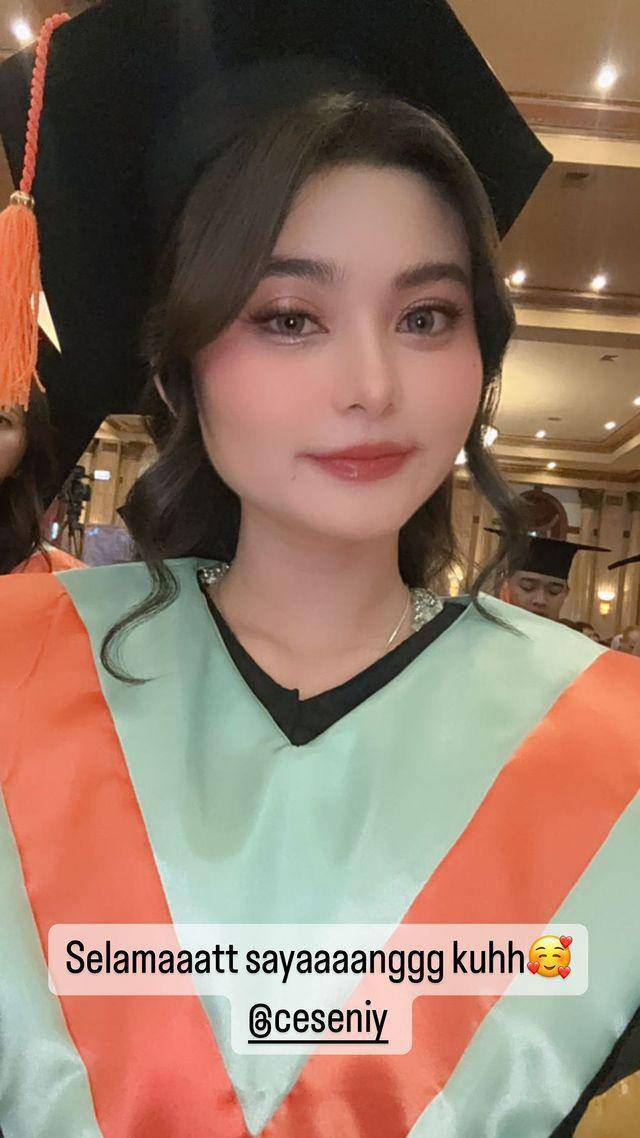 wisuda istri Marshel Widianto (Instagram.com/ceseniy)