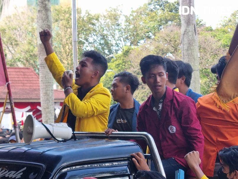 Ratusan mahasiswa di Palembang menggelar unjuk rasa di Kantor DPRD Sumsel (IDN Times/Rangga Erfizal)