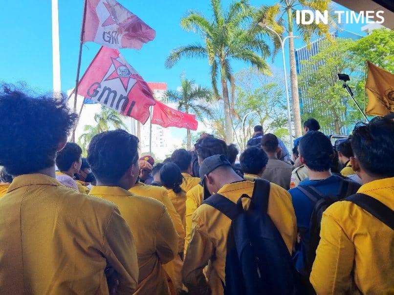 Ratusan mahasiswa di Palembang menggelar unjuk rasa di Kantor DPRD Sumsel (IDN Times/Rangga Erfizal)
