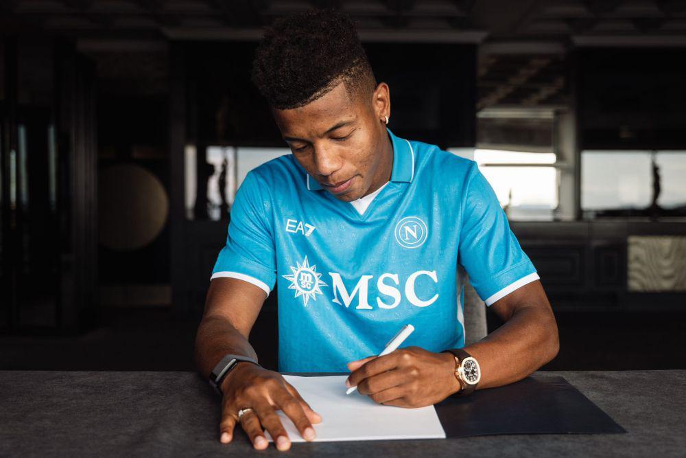 David Neres saat menandatangani kontrak dengan Napoli. (twitter.com/ADeLaurentiis)