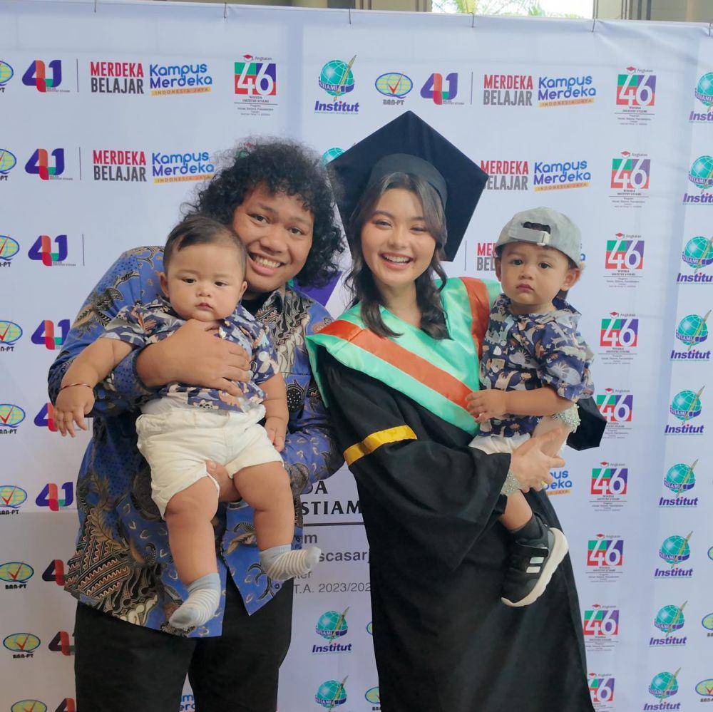 wisuda istri Marshel Widianto (Instagram.com/ceseniy)