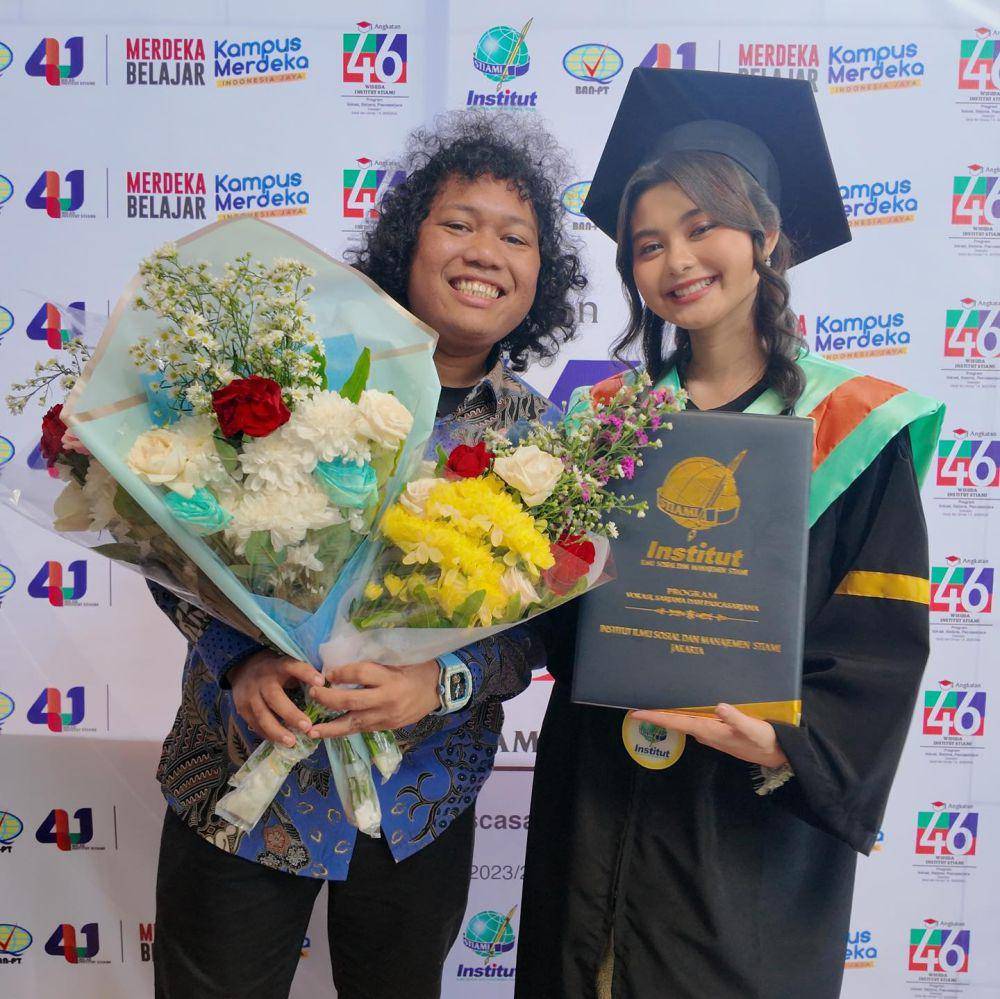 wisuda istri Marshel Widianto (Instagram.com/ceseniy)