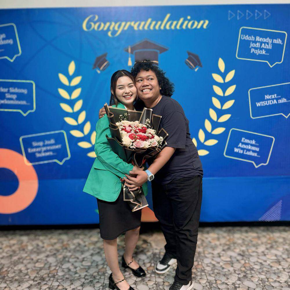 wisuda istri Marshel Widianto (Instagram.com/ceseniy)