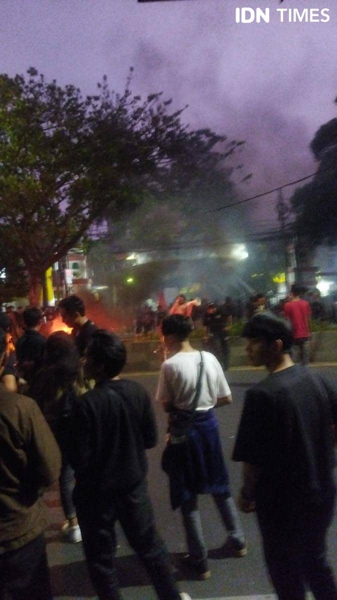 Massa mahasiswa di Serang membakar ban, Kamis (22/8/2024) (IDN Times/Khaerul Anwar)