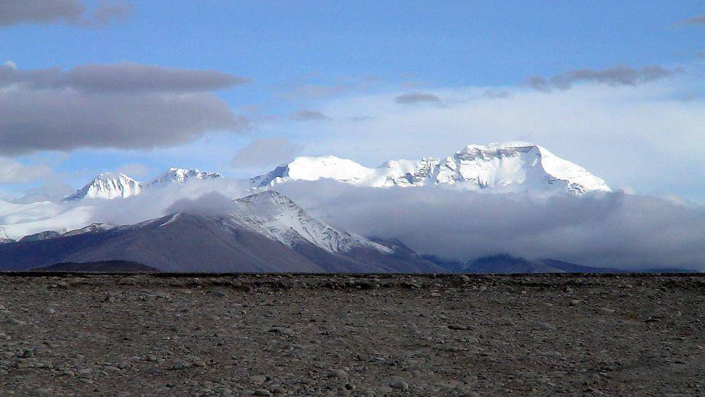 panorama Gunung Cho Oyu dilihat dari wilayah Tingri, Tibet (commons.wikimedia.org/Robstar06)