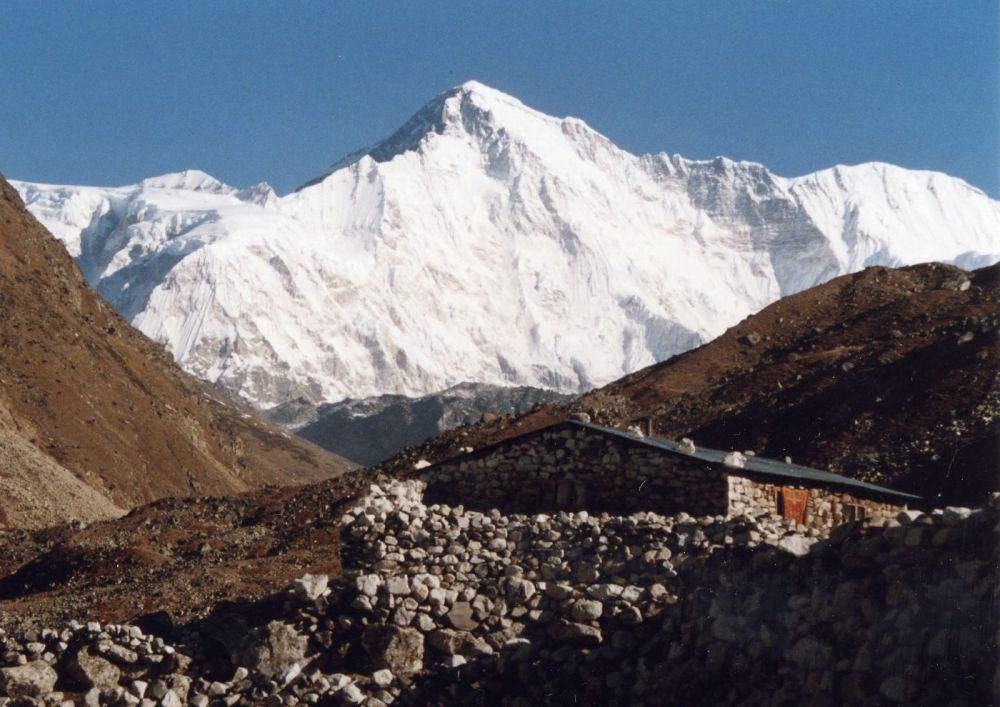 potret sisi selatan Gunung Cho Oyu dilihat dari Desa Gokyo, sebuah desa di wilayah Nepal (commons.wikimedia.org/Uwe Gille)