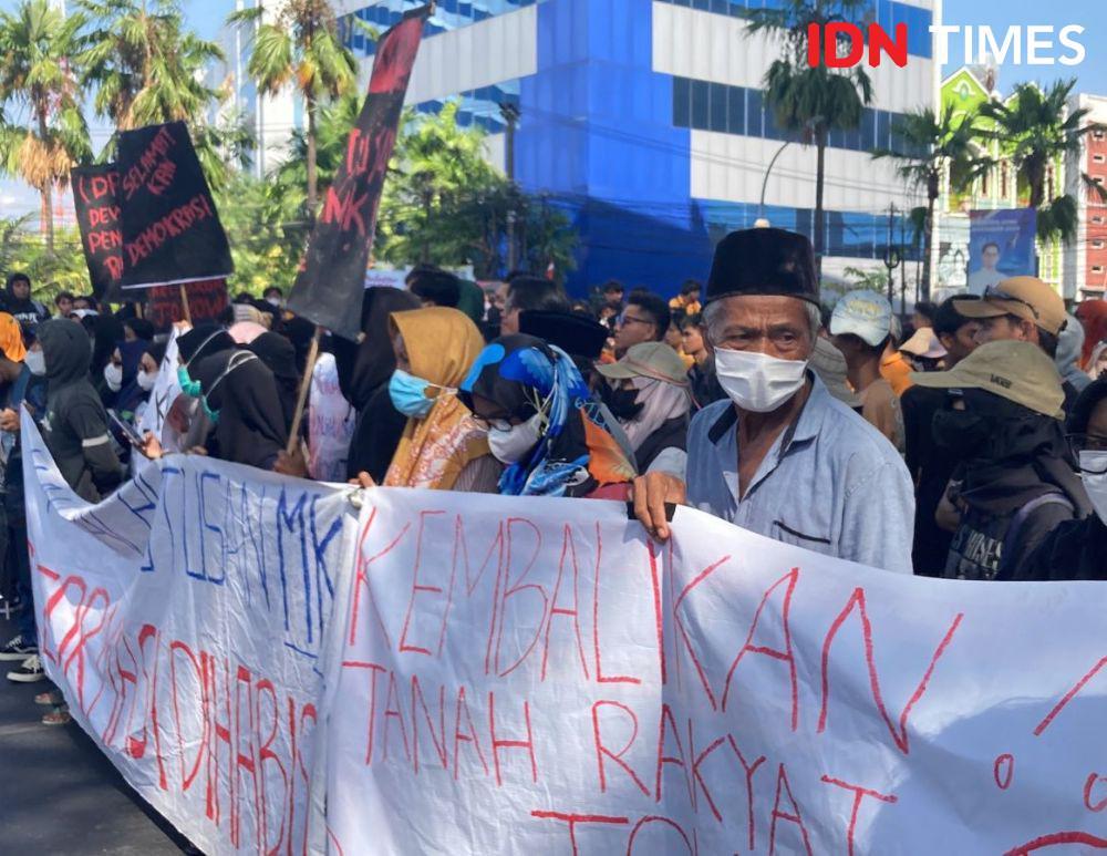 [FOTO] Mahasiswa dan Warga Makassar Unjuk Rasa Kawal Putusan MK