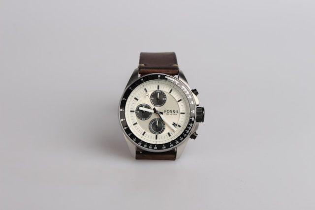 Bezel pada jam tangan pria (unsplash.com/Fabian Heimann)