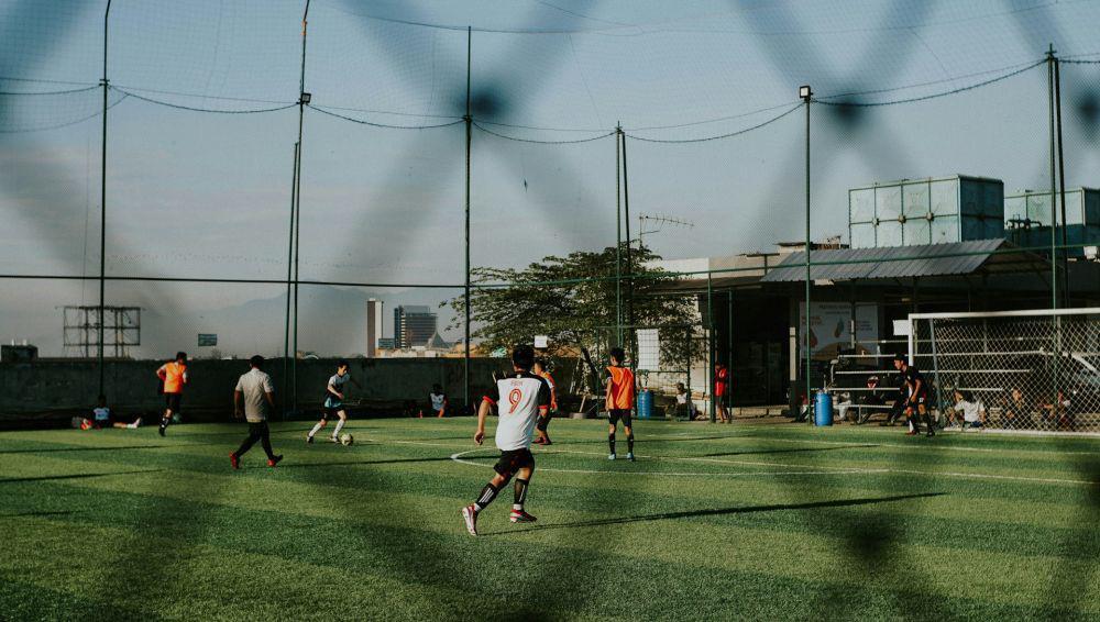 Perbedaan Sepatu Mini Soccer dan Futsal, Jangan Asal Pakai!