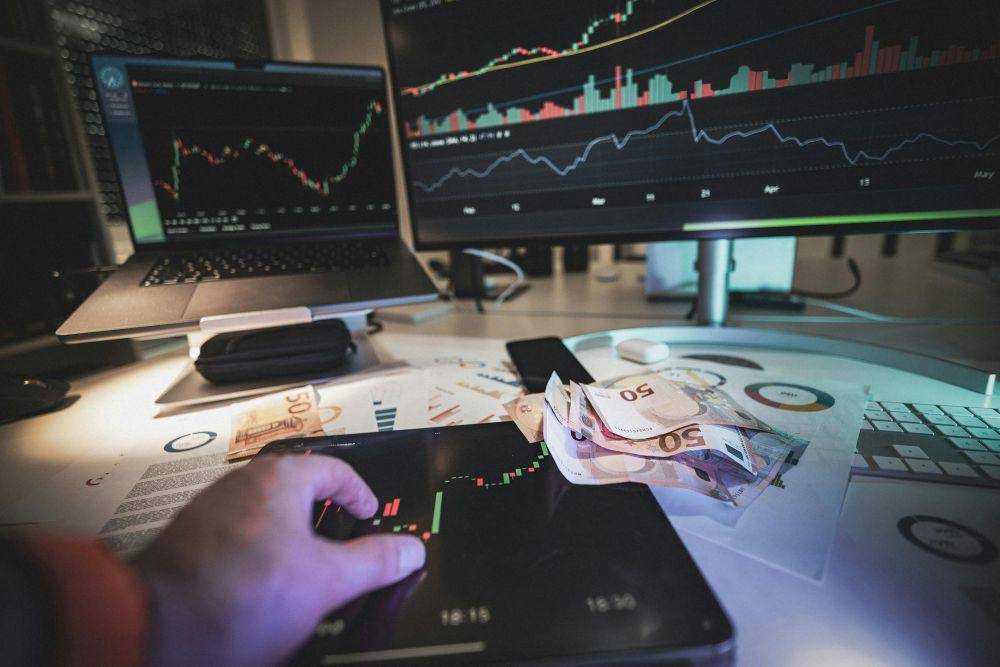 ilustrasi investasi saham (pexels.com/Jakub Zerdzicki)