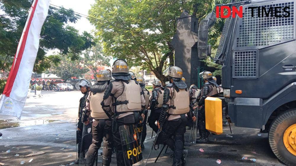 Pasca kericuhan, petugas kepolisian berjaga di gedung DPRD Provinsi Jateng. (IDN Times/Fariz Fardianto)