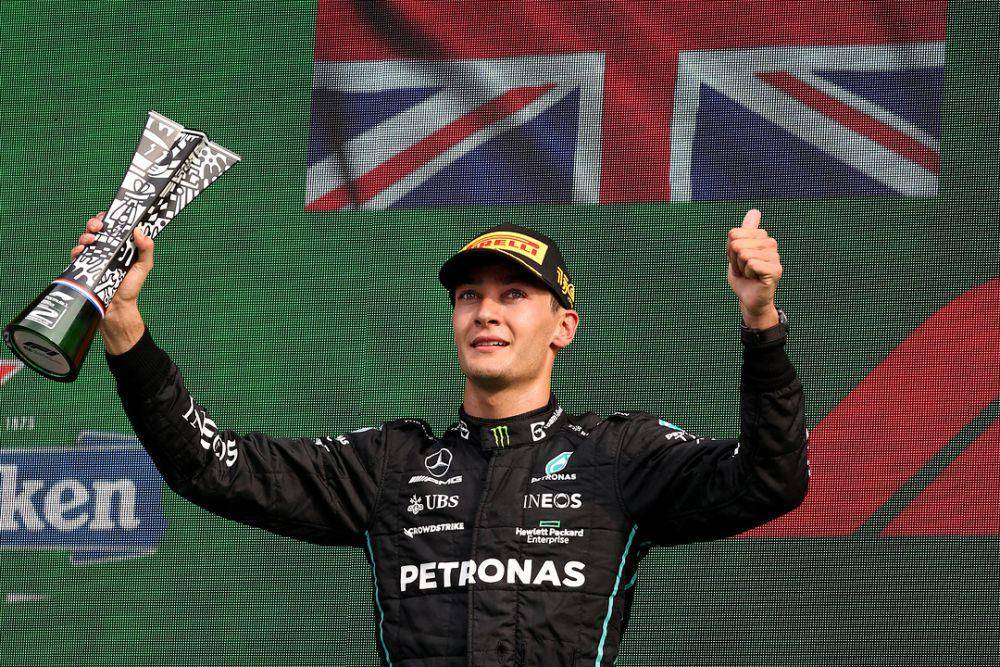 George Russell mengangkat trofi juara kedua di GP Belanda 2022. (mercedes-benz-archive.com)