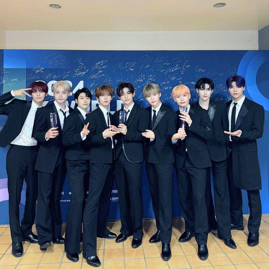 ZEROBASEONE di backstage 2024 K-World Dream Awards (dok. Hello Live/2024 K-World Dream Awards)