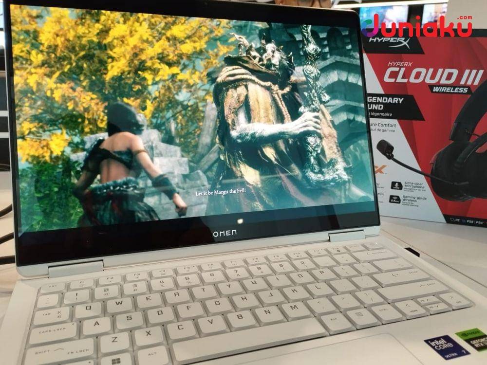 Foto mencoba HP Omen Transcend 14, foto oleh Fahrul Nurullah. (Duniaku.com/Fahrul Nurullah)
