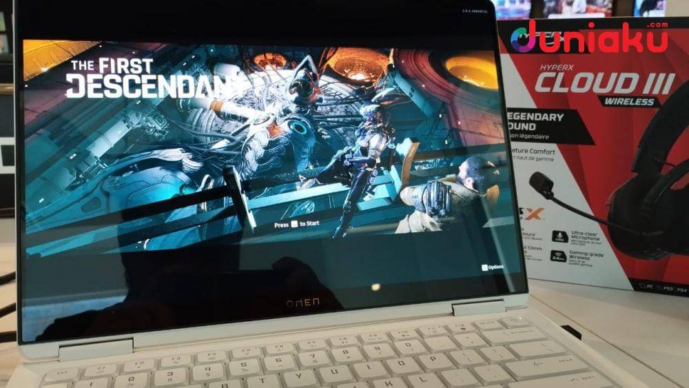 Foto mencoba HP Omen Transcend 14, foto oleh Fahrul Nurullah. (Duniaku.com/Fahrul Nurullah)