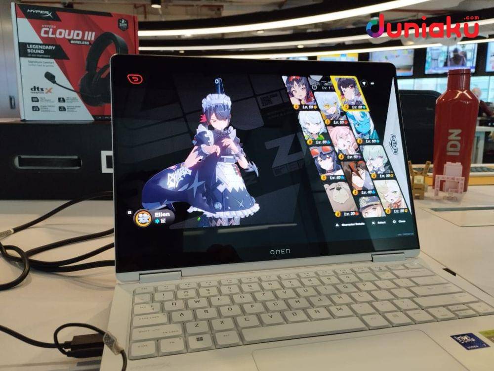 Foto mencoba HP Omen Transcend 14, foto oleh Fahrul Nurullah. (Duniaku.com/Fahrul Nurullah)