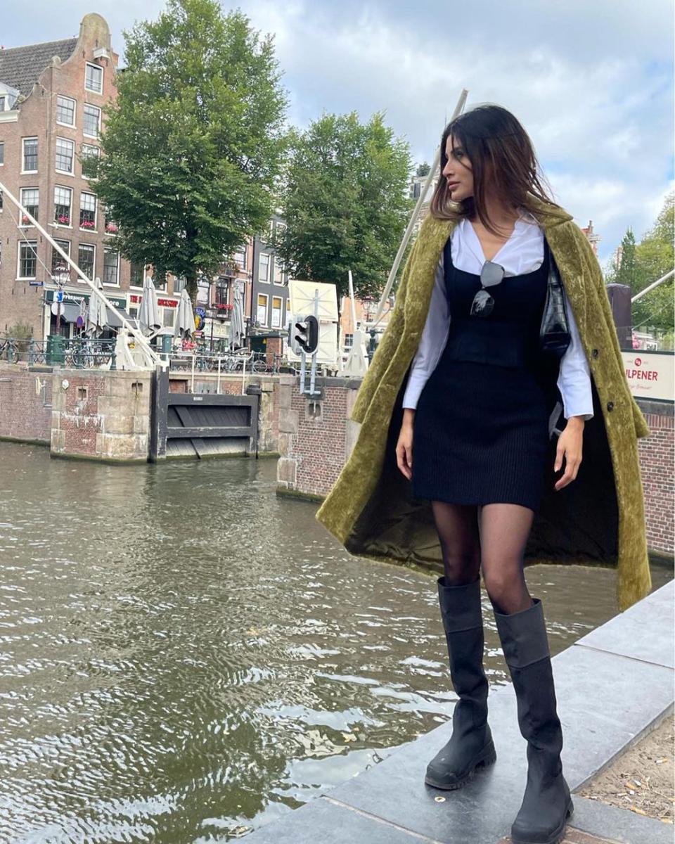 ide outfit sepatu boots ala seleb India (instagram.com/imouniroy)