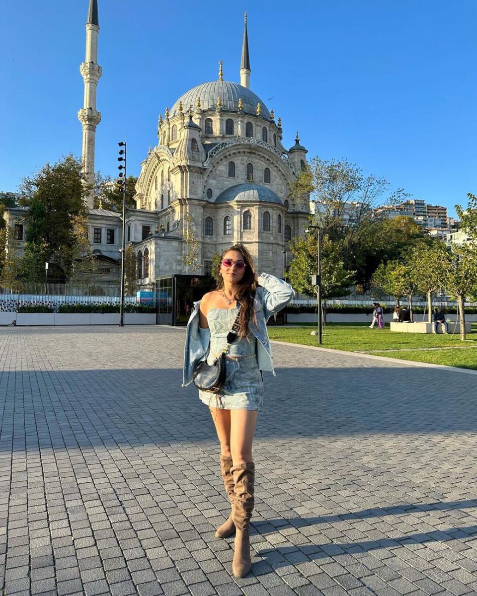 ide outfit sepatu boots ala seleb India (instagram.com/tanyasharma27)