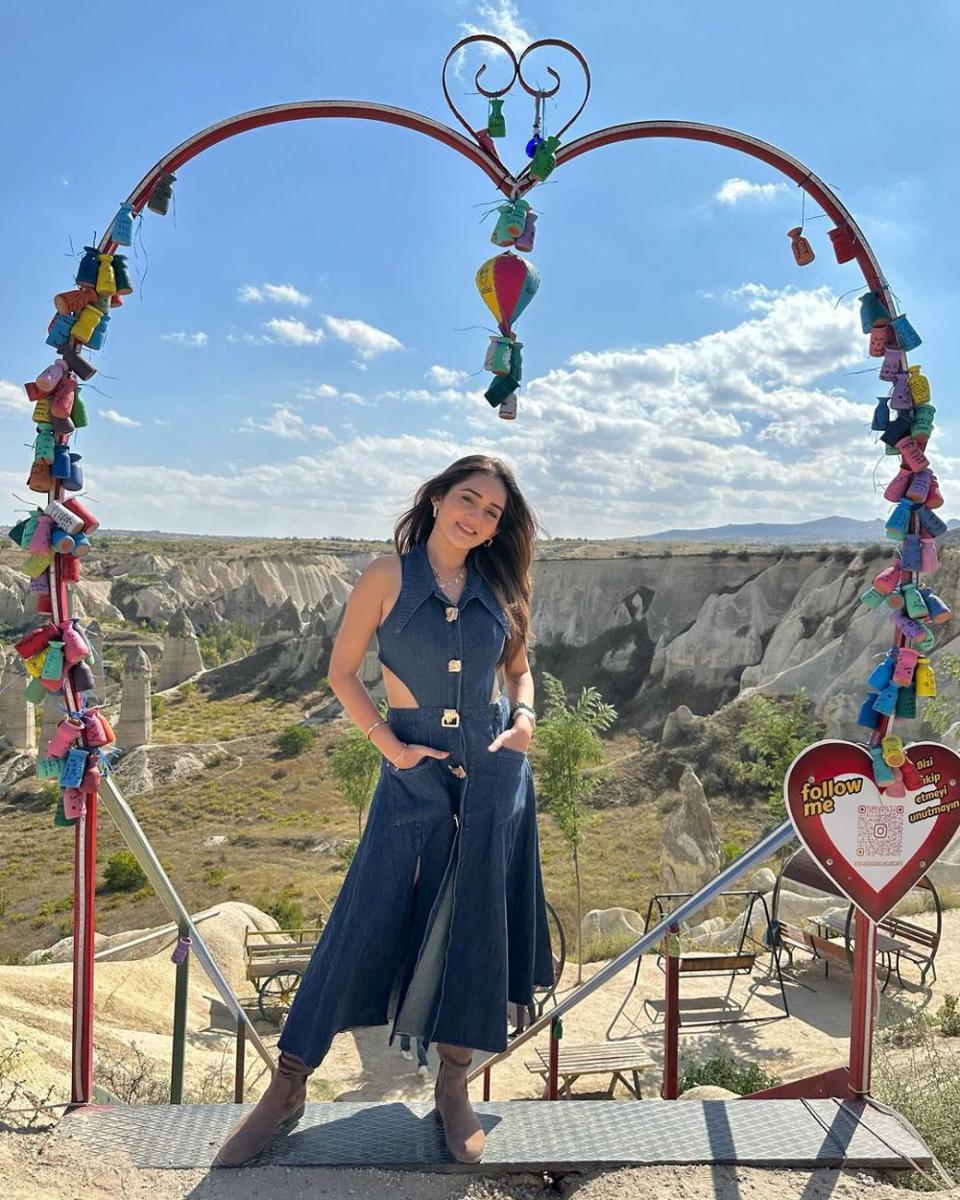 ide outfit sepatu boots ala seleb India (instagram.com/tanyasharma27)