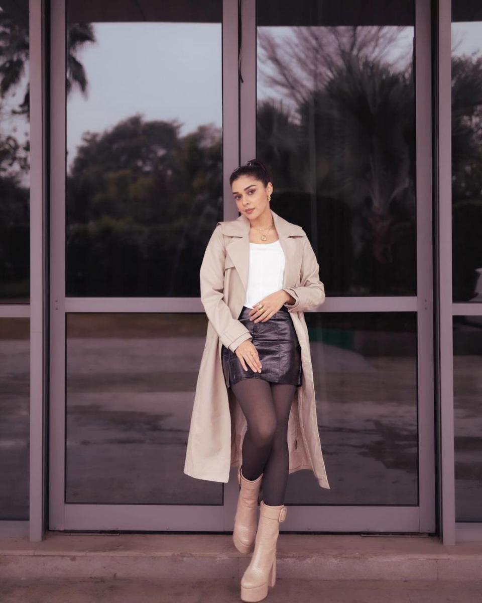 ide outfit sepatu boots ala seleb India (instagram.com/eishasingh)
