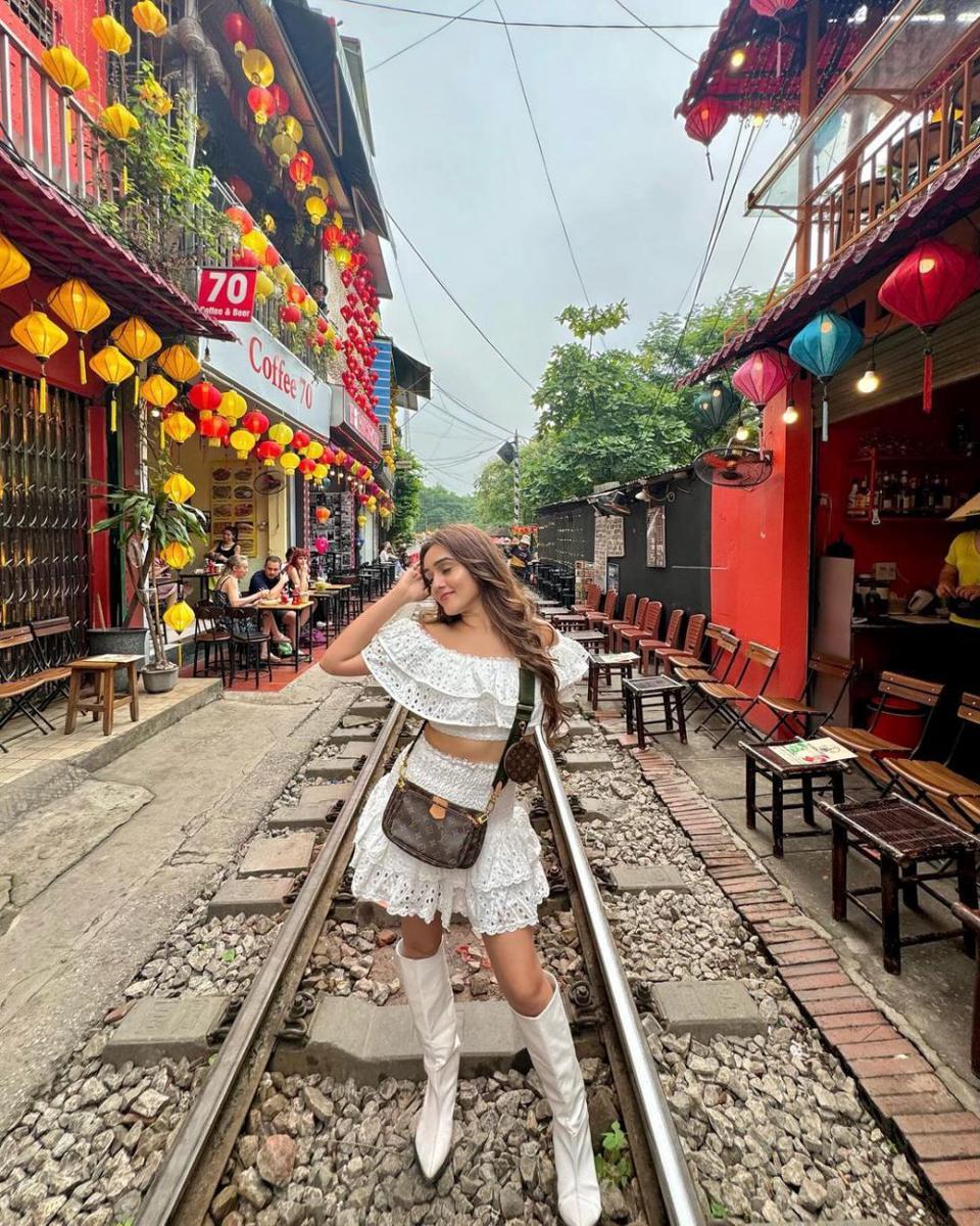 ide outfit sepatu boots ala seleb India (instagram.com/tanyasharma27)