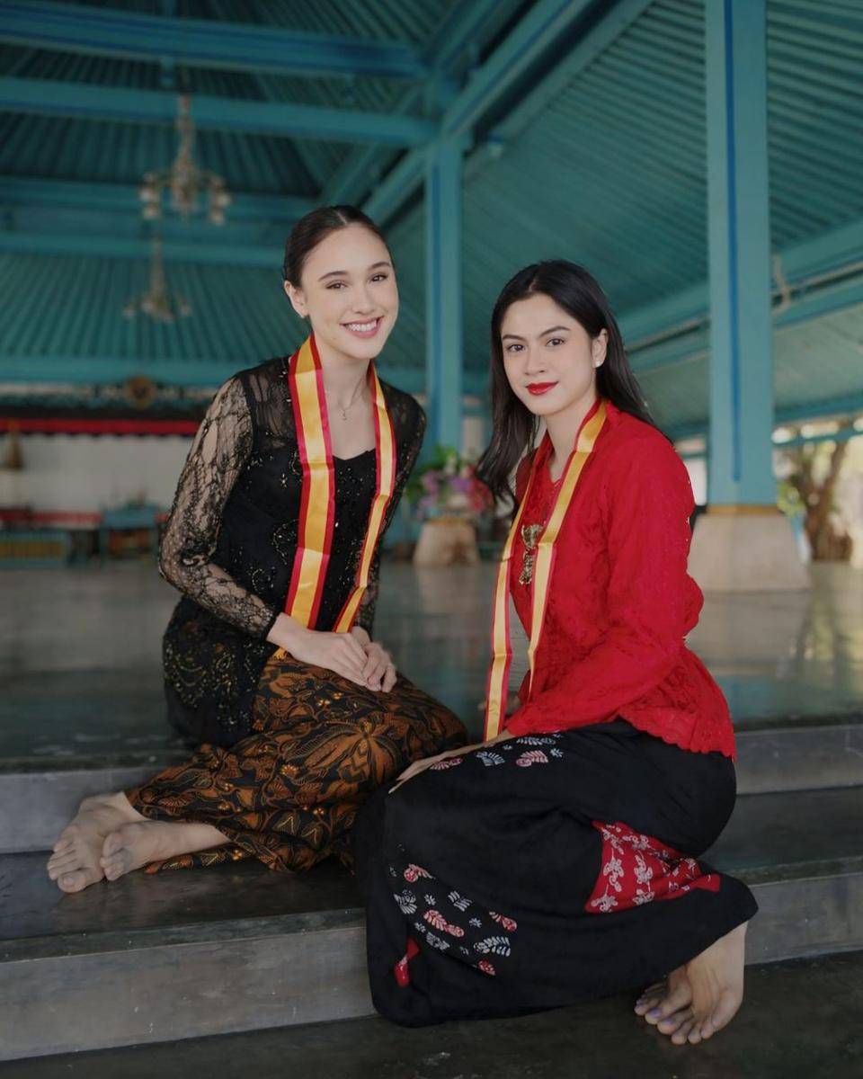 potret Hana Saraswati belajar budaya Jawa di Surakarta (instagram.com/hanahaho)
