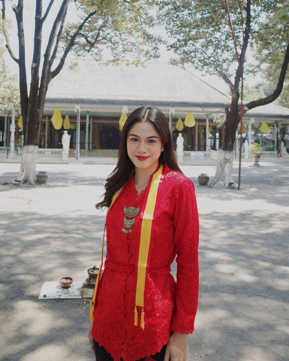potret Hana Saraswati belajar budaya Jawa di Surakarta (instagram.com/hanahaho)