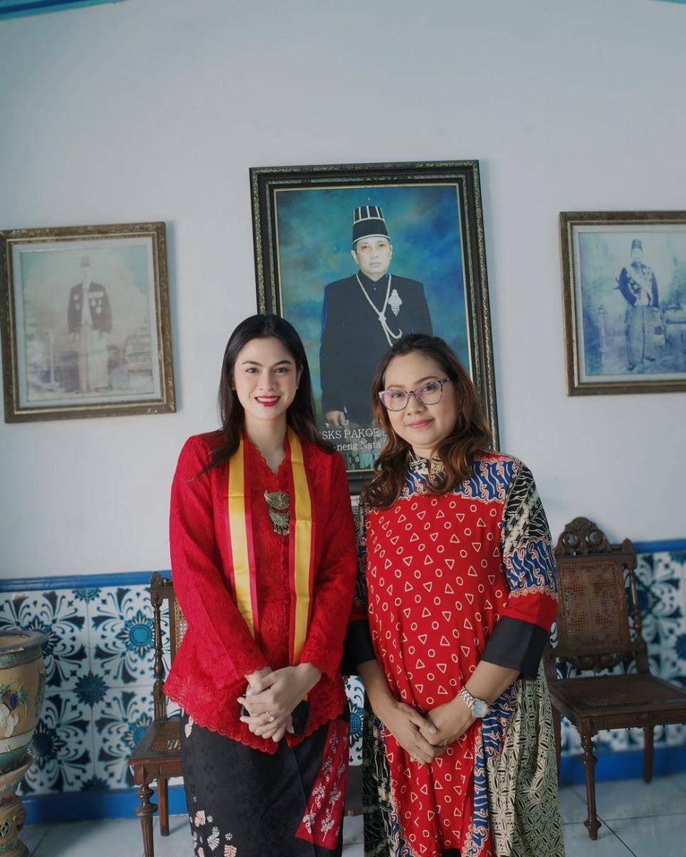 potret Hana Saraswati belajar budaya Jawa di Surakarta (instagram.com/hanahaho)