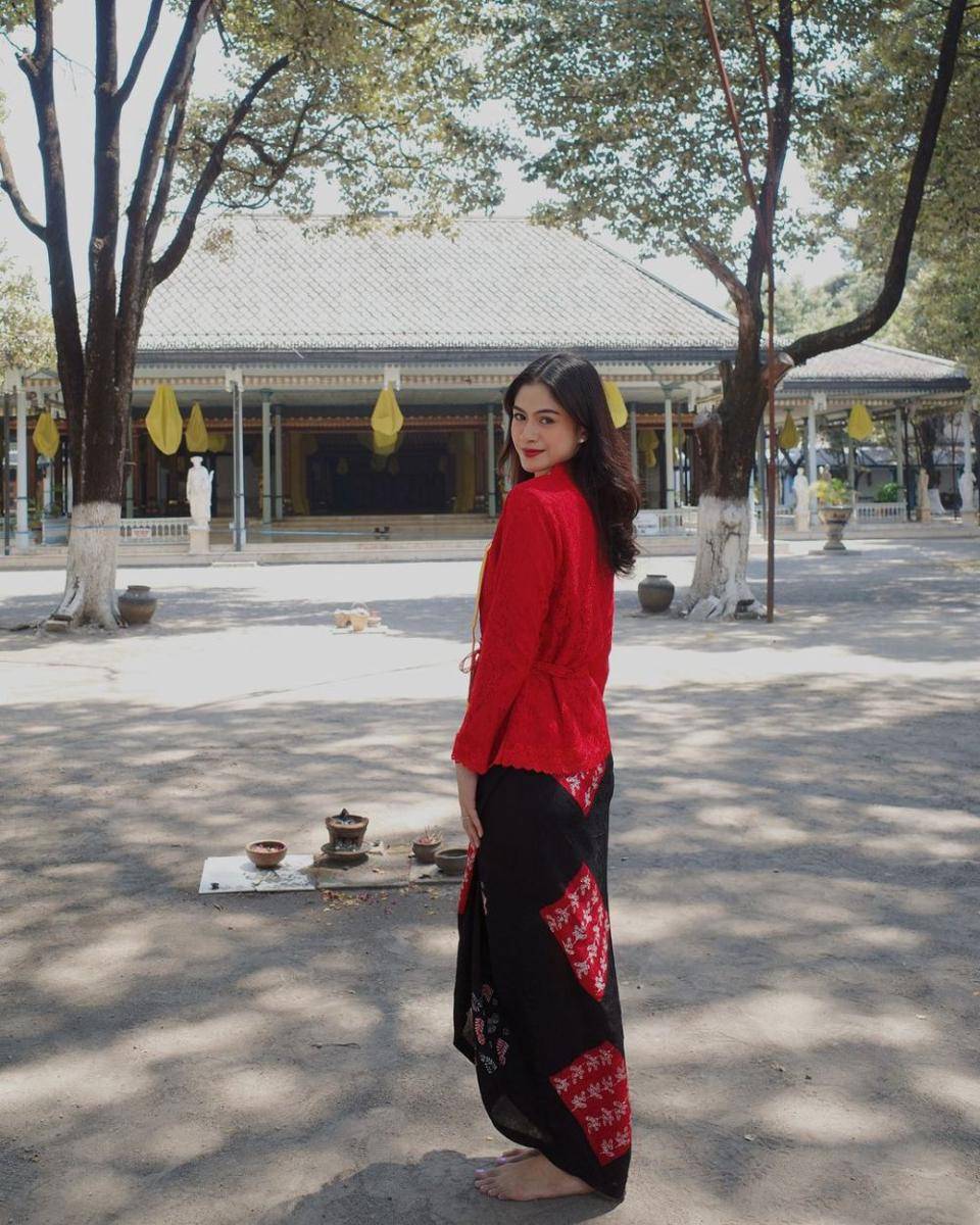potret Hana Saraswati belajar budaya Jawa di Surakarta (instagram.com/hanahaho)