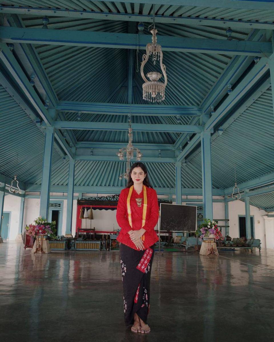 potret Hana Saraswati belajar budaya Jawa di Surakarta (instagram.com/hanahaho)