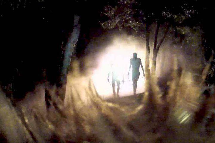 adegan dalam segmen Slumber Party Alien Abduction. (dok. Magnet Releasing/V/H/S/2)