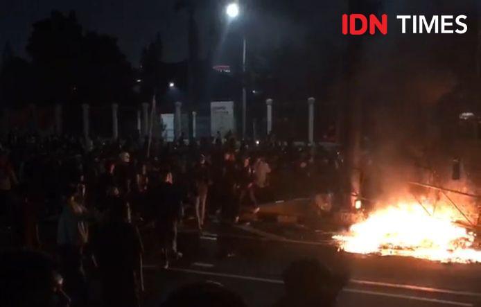 Massa aksi protes RUU Pilkada ricuh di depan Gedung DPR pada Kamis (22/8/2024). (IDN Times/Gilang Pandutanaya)