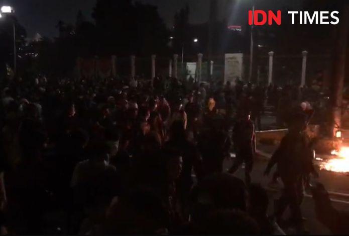Massa aksi protes RUU Pilkada ricuh di depan Gedung DPR pada Kamis (22/8/2024). (IDN Times/Gilang Pandutanaya)