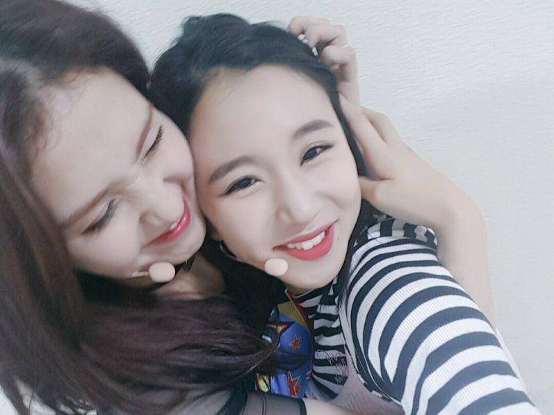 foto Chaeyoung TWICE dan Jeon Somi (x.com/JYPTWICE)