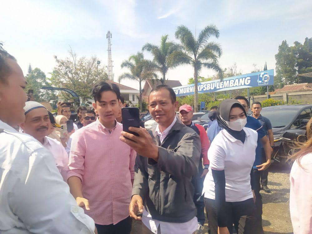Wakil Presiden Terpilih Gibran Rakabuming Raka Didampingi Mendag Zulkifli Hasan Blusukan ke Lembang, KBB. (Rizki/IDNTimes)