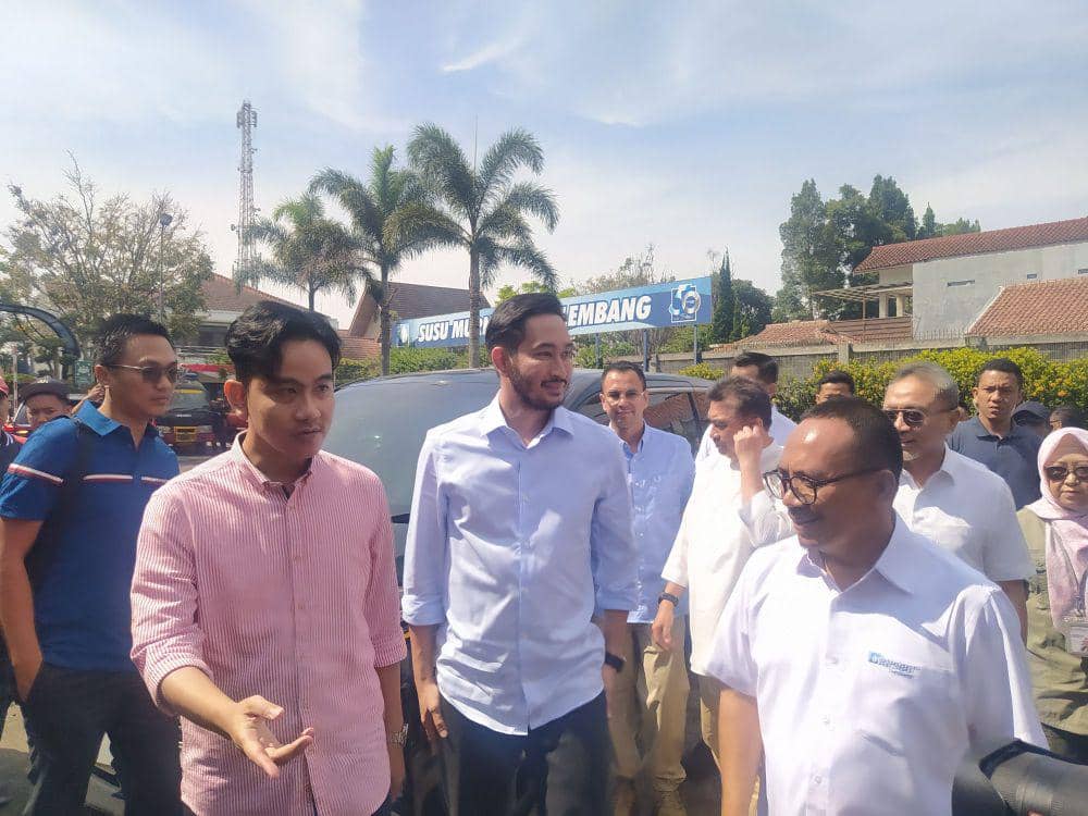 Wakil Presiden Terpilih Gibran Rakabuming Raka Didampingi Mendag Zulkifli Hasan Blusukan ke Lembang, KBB. (Rizki/IDNTimes)