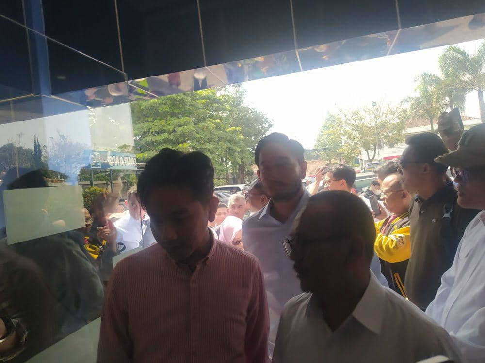 Wakil Presiden Terpilih Gibran Rakabuming Raka Didampingi Mendag Zulkifli Hasan Blusukan ke Lembang, KBB. (Rizki/IDNTimes)
