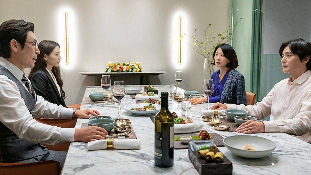 cuplikan Sul Kyung Gu, Claudia Kim, Kim Hee Ae, dan Jang Dong Gun di film A Normal Family (dok. 48th Toronto International Film Festival)