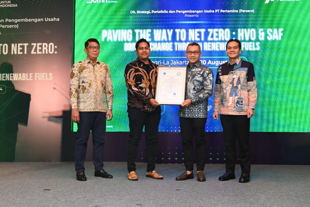 PT Pertamina Patra Niaga memperoleh sertifikasi International Sustainability and Carbon Certification (ISCC) untuk Carbon Offsetting and Reduction Scheme for International Aviation (CORSIA) dan Renewable Energy Directive-European Union (RED-EU) pada Senin (19/8) di Jakarta. (dok. Pertamina)