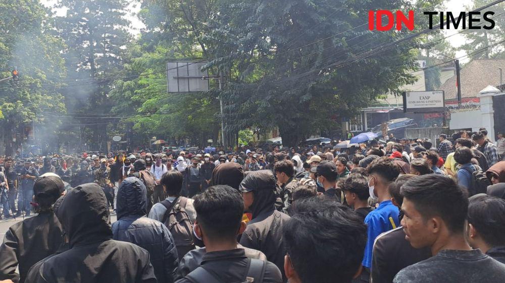 Aksi Kawal Putusan MK, Mahasiswa Bandung Gruduk DPRD Jabar