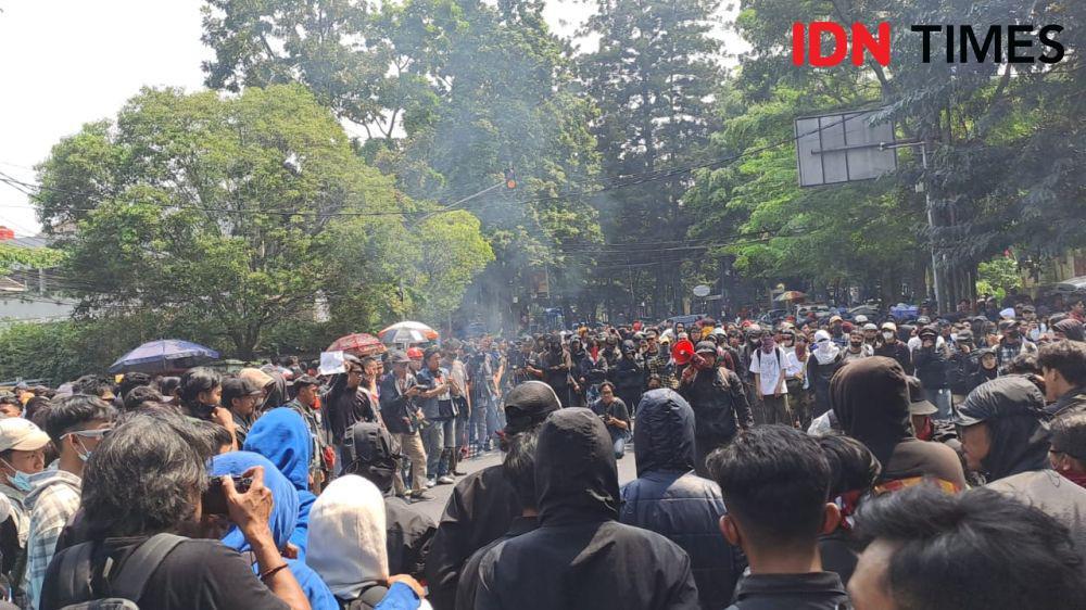 Mahasiswa Bandung Demo Kawal Putusan MK, Gibran Asik Jalan-jalan