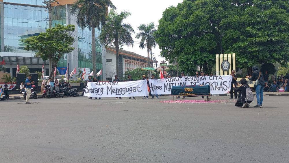 Ribuan Massa BEM Kampus di Semarang Desak DPR RI Patuhi Putusan MK