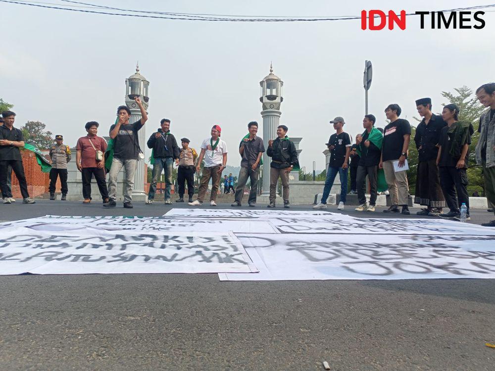 Kawal Putusan MK, HMI Majalengka Tutup Jalan KH. Abdul Halim