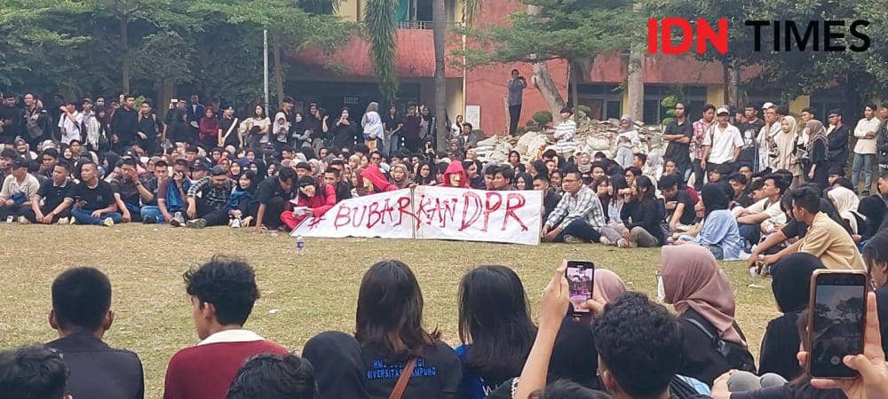 Gerakan Aliansi Lampung Menggugat gabungan dari 40 lebih lembaga kampus dan ratusan mahasiswa serta masyarakat sipil Lampung melakukan Konsolidasi Indonesia darurat demokrasi di Lapangan Rektorat Universitas Lampung, Kamis (22/8/2024). (IDN Times/Silviana).