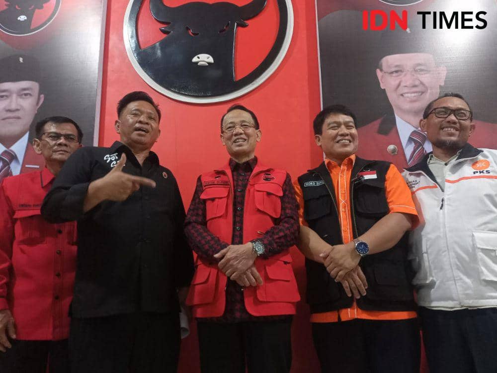 Inin Nastain IDN Times/ Karna Sobahi - Koko Suyoko bersama pengurus PDIP dan PKS