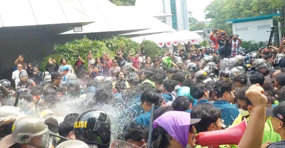 Tembakkan Gas Air Mata, Polda Jateng Berdalih Sudah Sesuai Peraturan